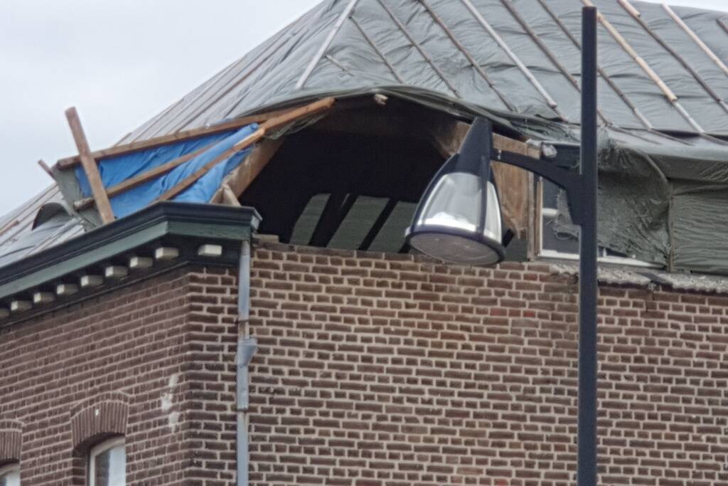 Dak van woning losgewaaid