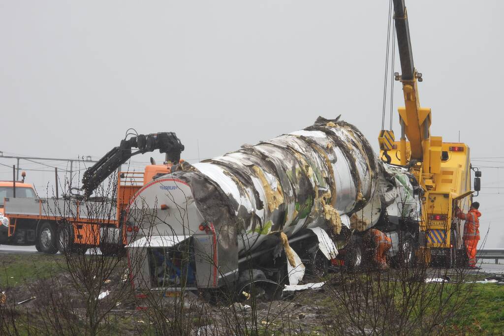 Melkwagen kantelt door harde wind