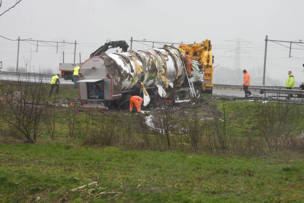 Melkwagen kantelt door harde wind