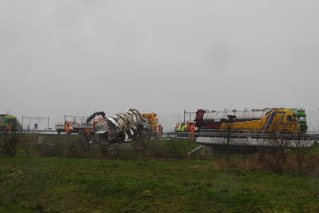 Melkwagen kantelt door harde wind