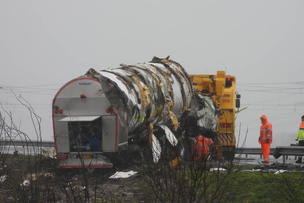 Melkwagen kantelt door harde wind