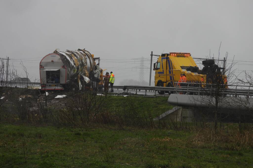 Melkwagen kantelt door harde wind
