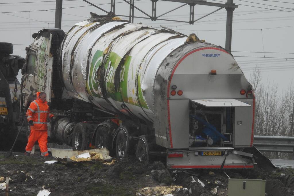 Melkwagen kantelt door harde wind