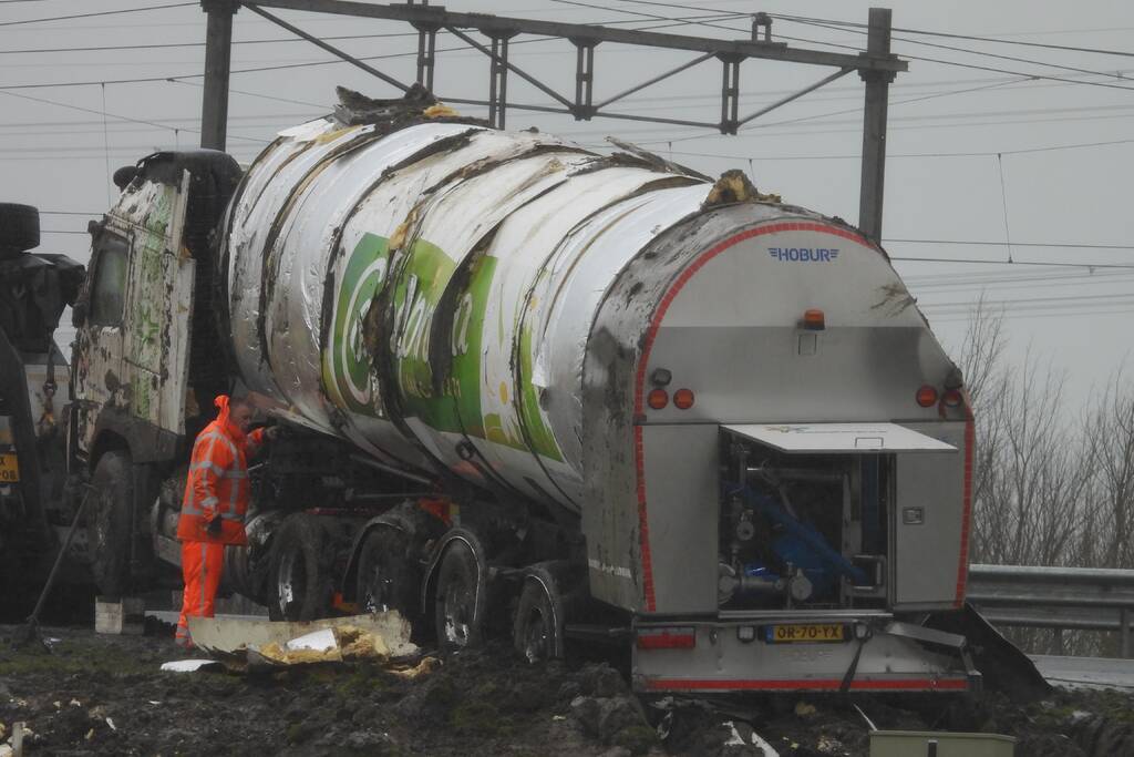 Melkwagen kantelt door harde wind