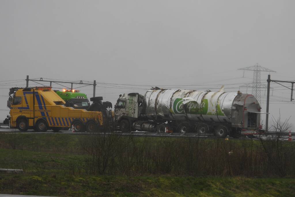 Melkwagen kantelt door harde wind
