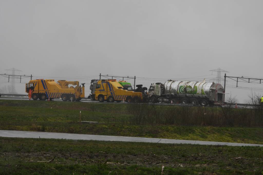Melkwagen kantelt door harde wind