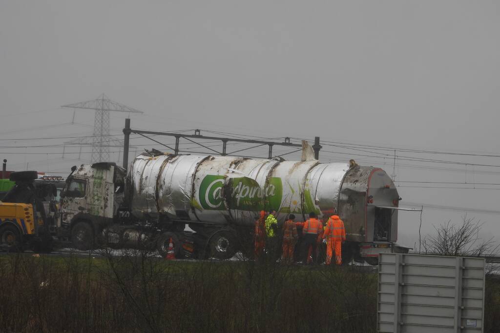 Melkwagen kantelt door harde wind