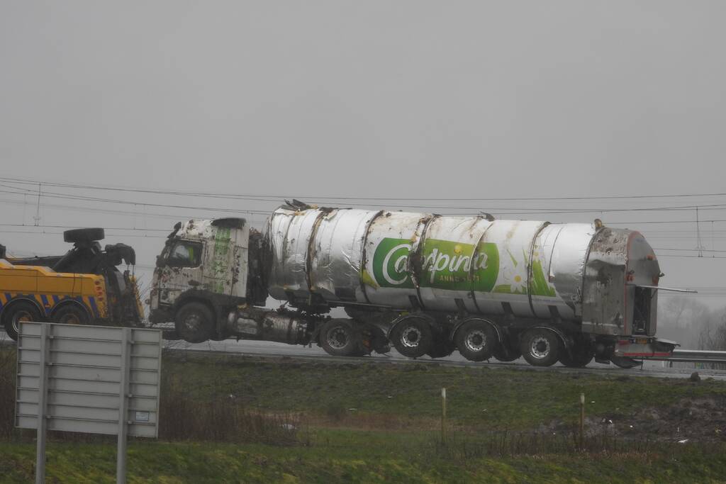 Melkwagen kantelt door harde wind