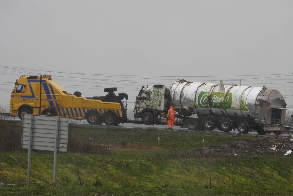 Melkwagen kantelt door harde wind