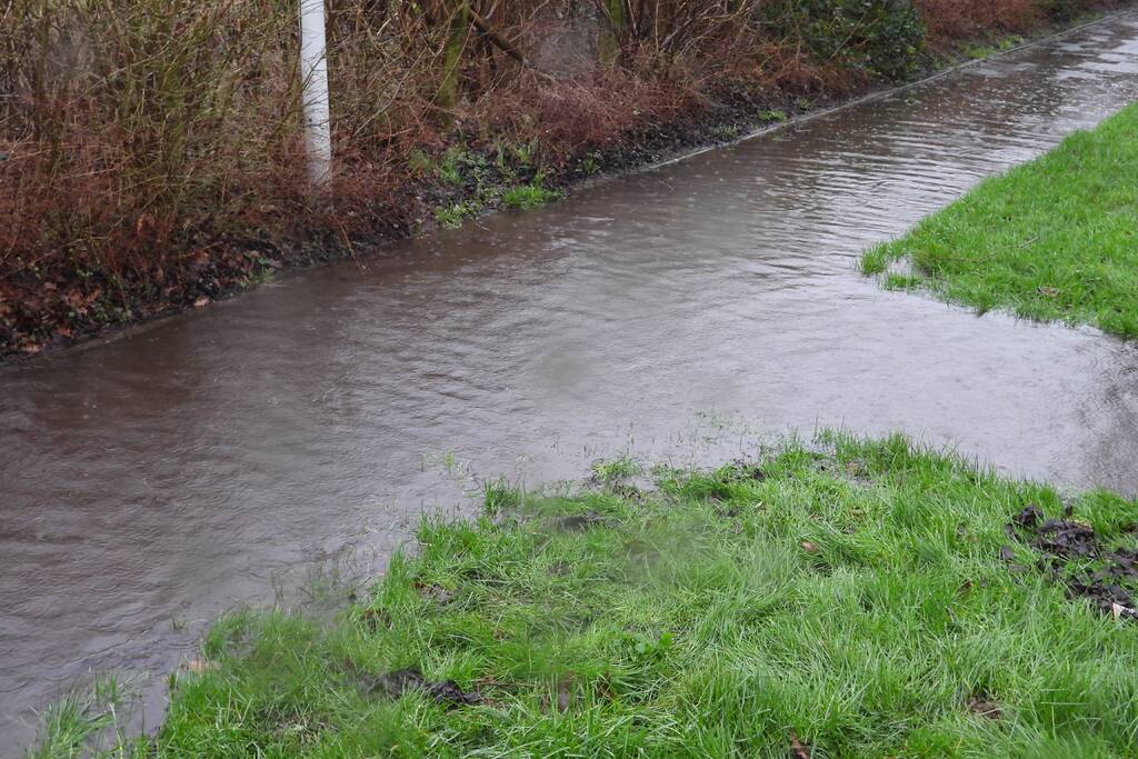 Stoepen overstromen door verstopte putten
