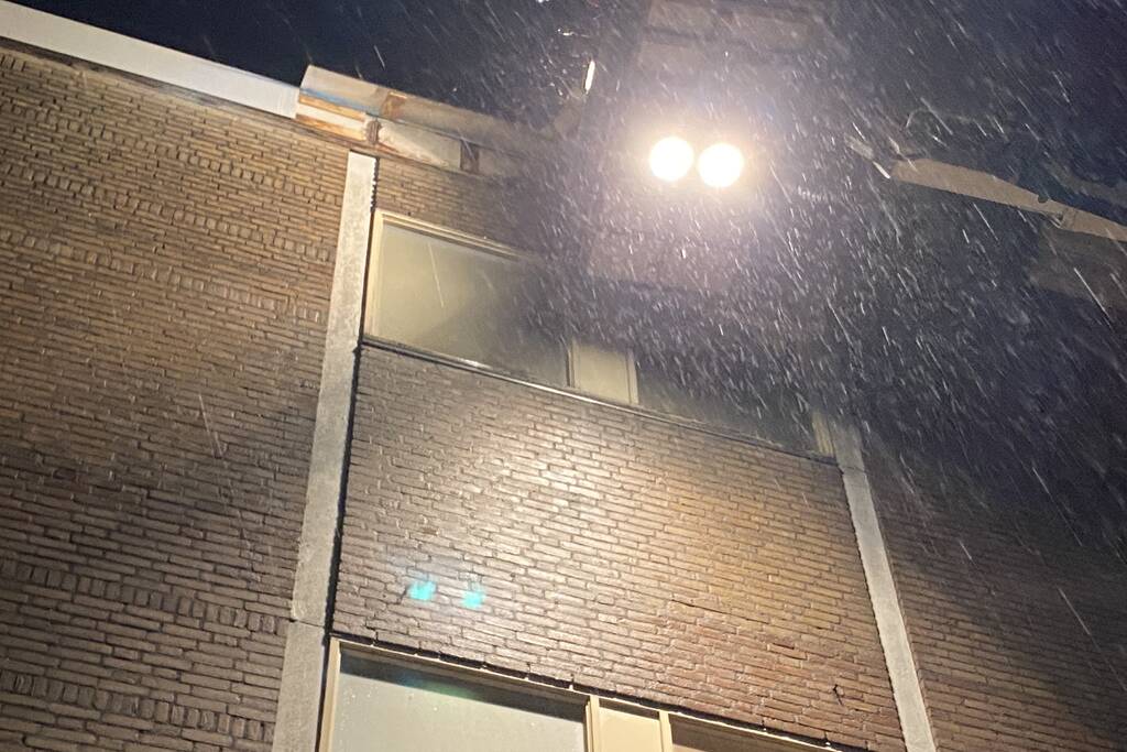 Gevelplaat pand losgewaaid