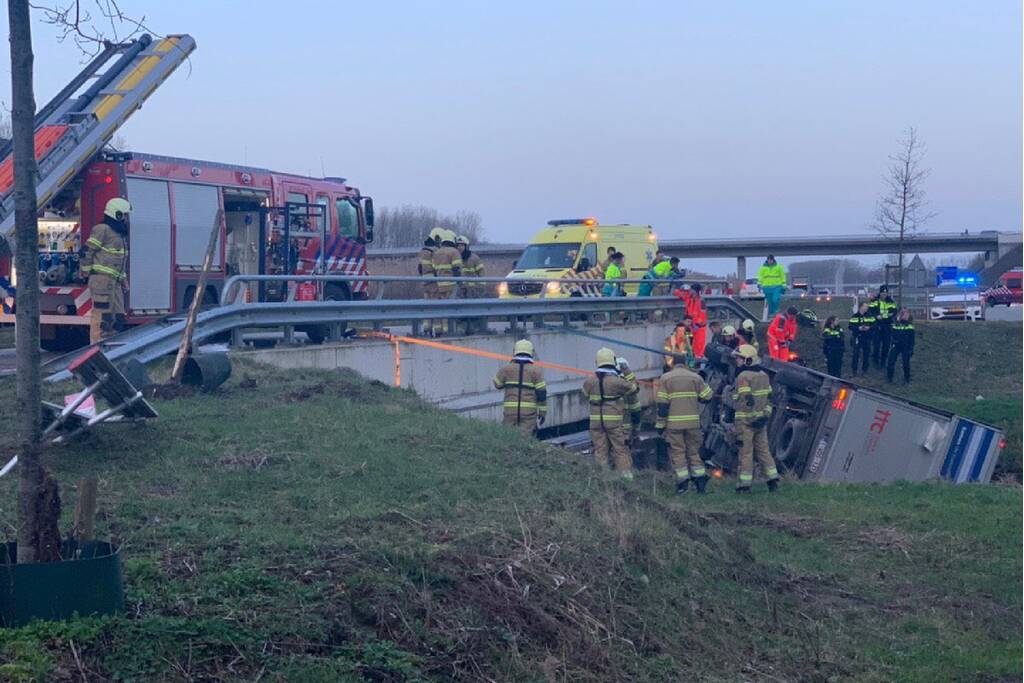 Bestelbus raakt van de weg en belandt te water