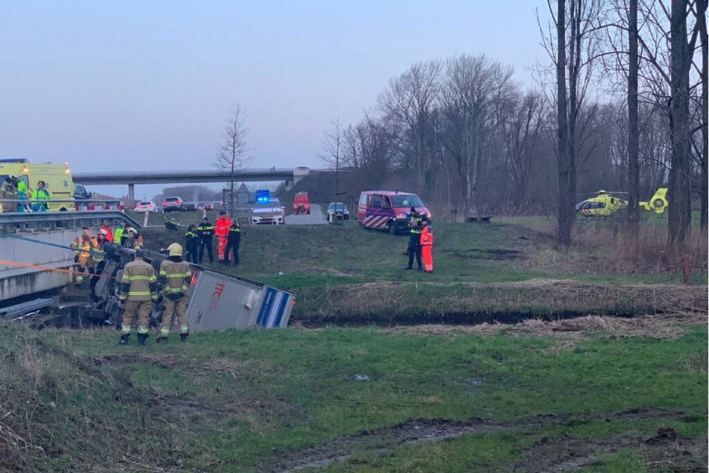 Bestelbus raakt van de weg en belandt te water