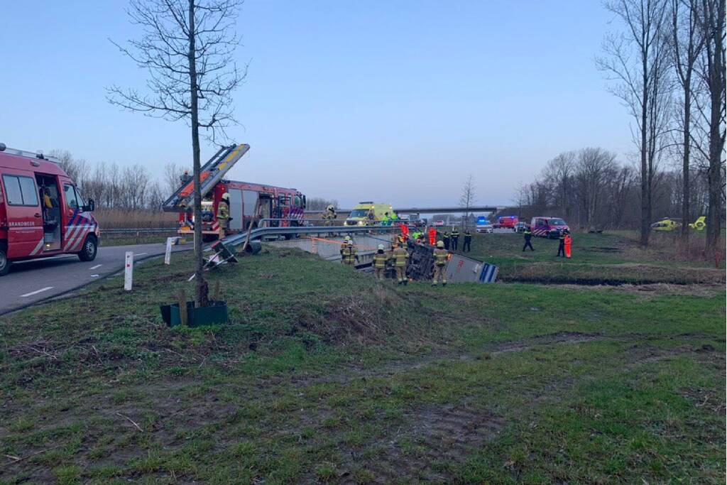 Bestelbus raakt van de weg en belandt te water