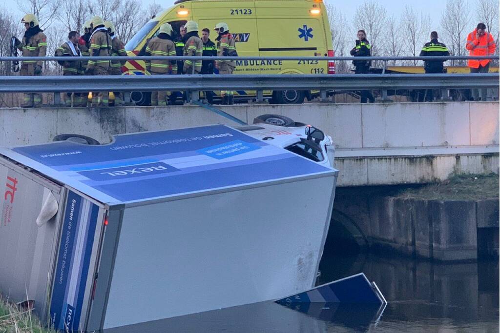 Bestelbus raakt van de weg en belandt te water