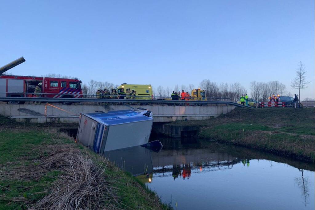 Bestelbus raakt van de weg en belandt te water