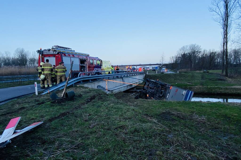 Bestelbus raakt van de weg en belandt te water