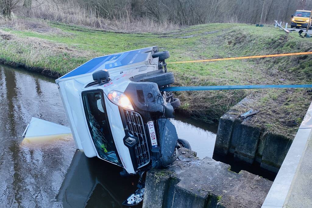 Bestelbus raakt van de weg en belandt te water