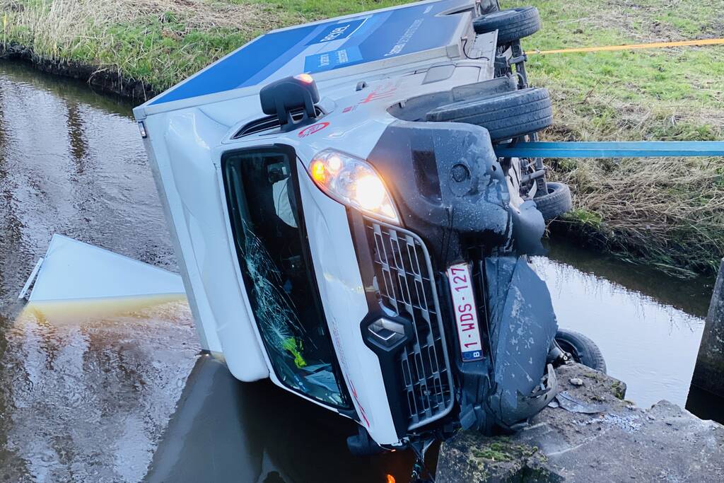 Bestelbus raakt van de weg en belandt te water