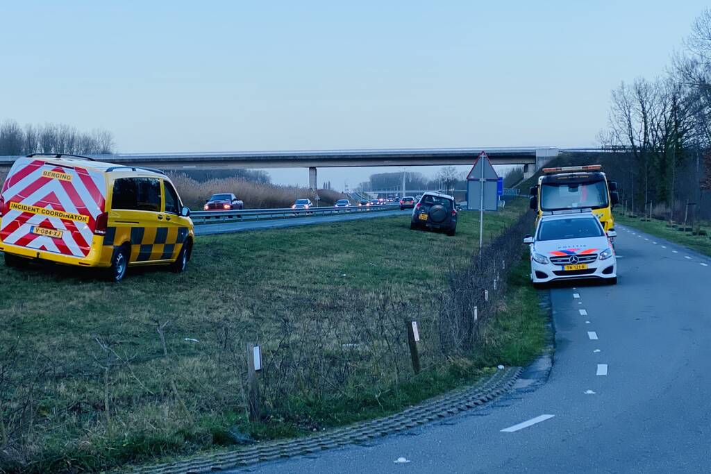 Bestelbus raakt van de weg en belandt te water