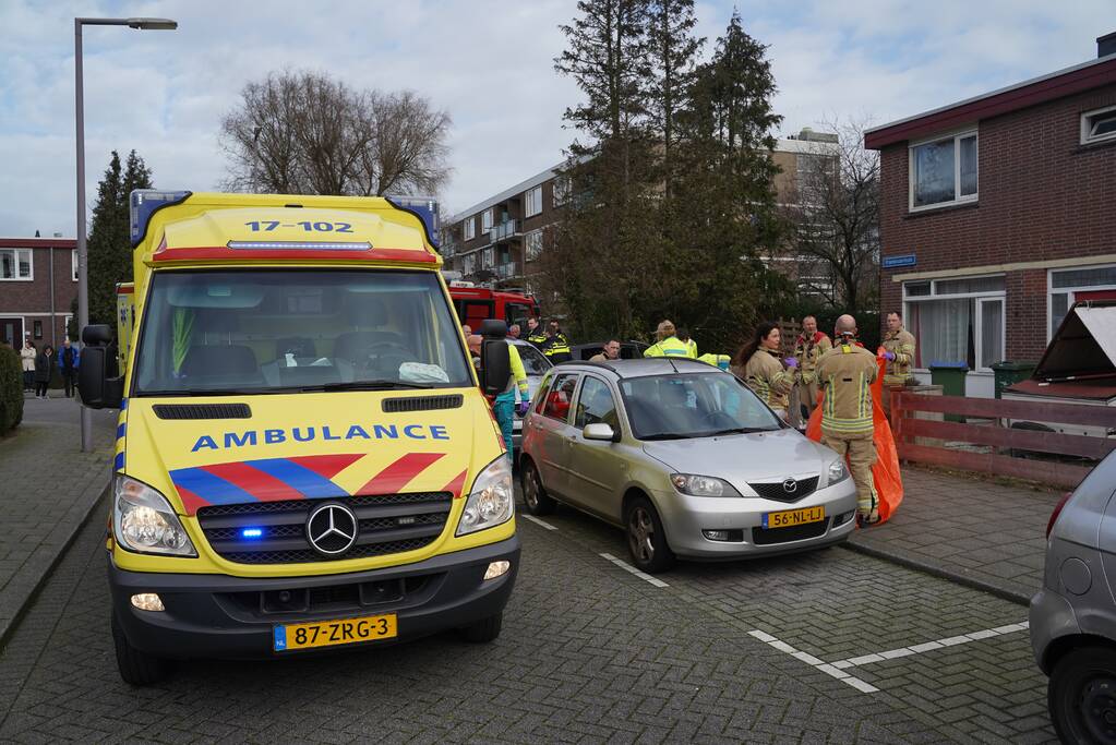 Man schiet met auto voortuin in en komt om het leven