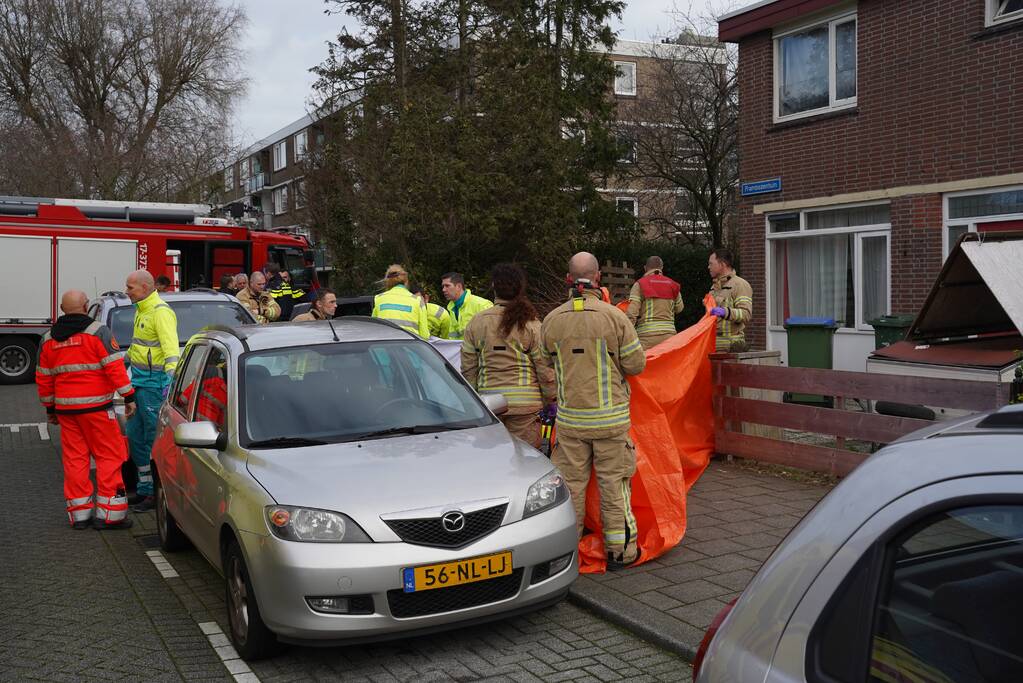 Man schiet met auto voortuin in en komt om het leven