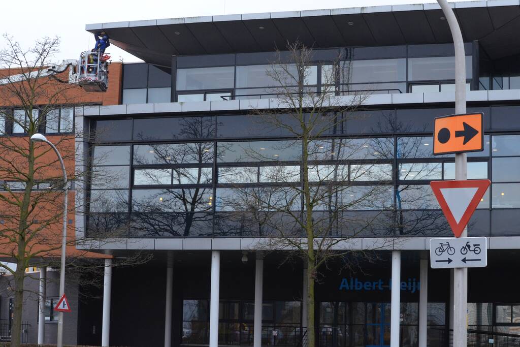 Dakplaat Albert Heijn Distributiecentrum door harde wind losgelaten