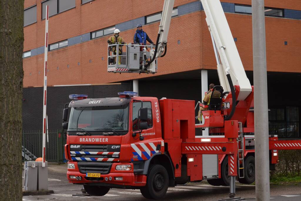 Dakplaat Albert Heijn Distributiecentrum door harde wind losgelaten