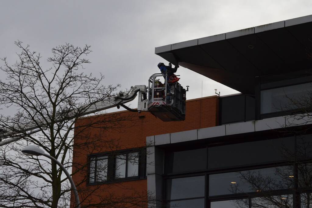Dakplaat Albert Heijn Distributiecentrum door harde wind losgelaten