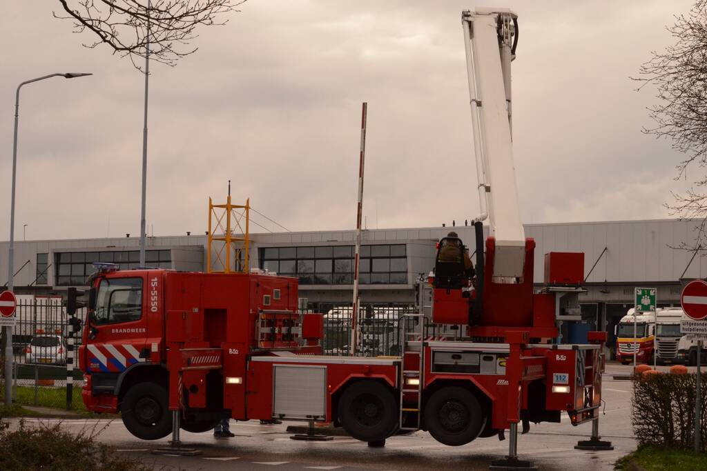 Dakplaat Albert Heijn Distributiecentrum door harde wind losgelaten