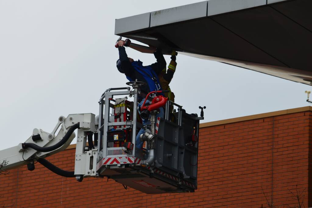 Dakplaat Albert Heijn Distributiecentrum door harde wind losgelaten