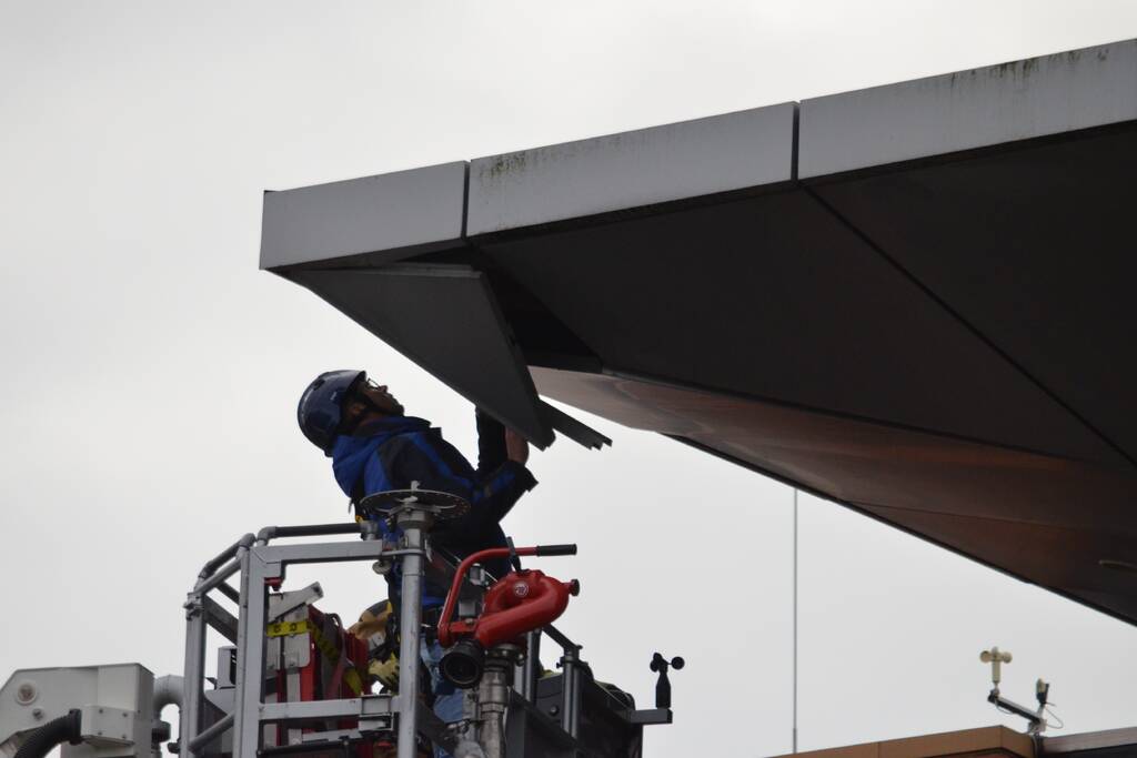 Dakplaat Albert Heijn Distributiecentrum door harde wind losgelaten