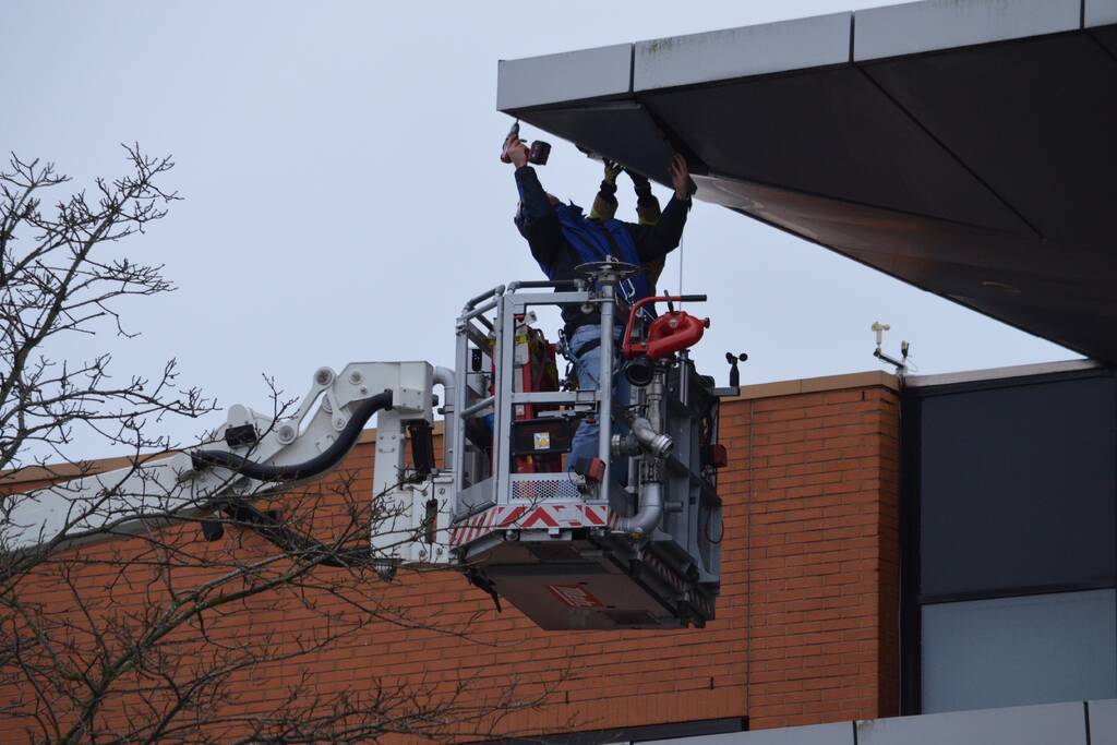 Dakplaat Albert Heijn Distributiecentrum door harde wind losgelaten