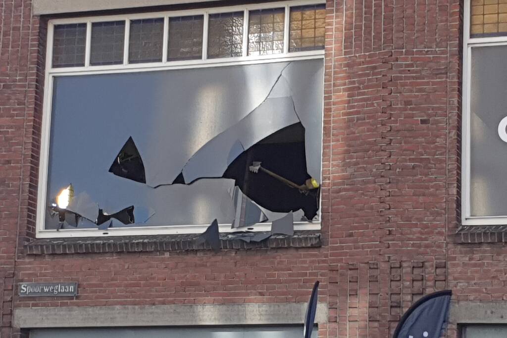 Raam gesprongen door harde wind