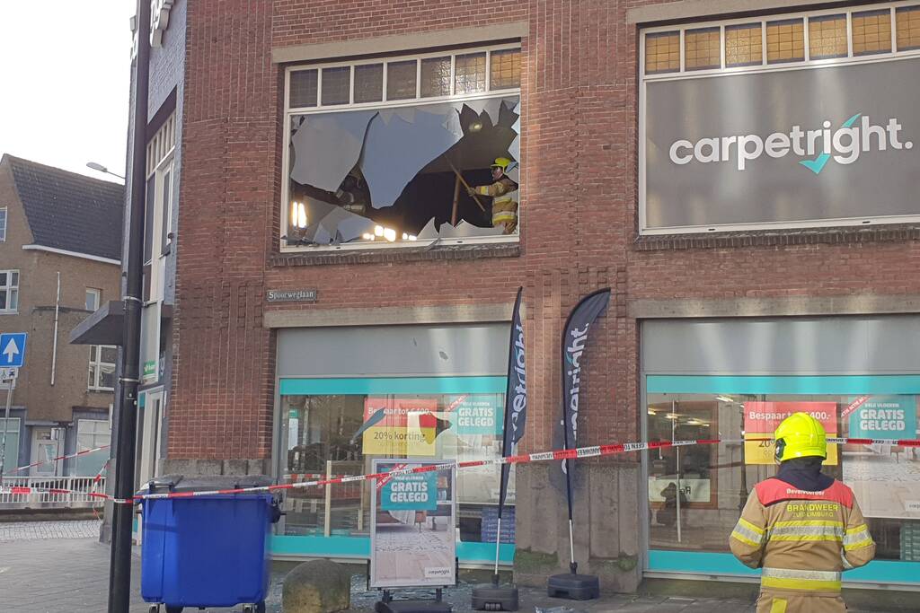 Raam gesprongen door harde wind