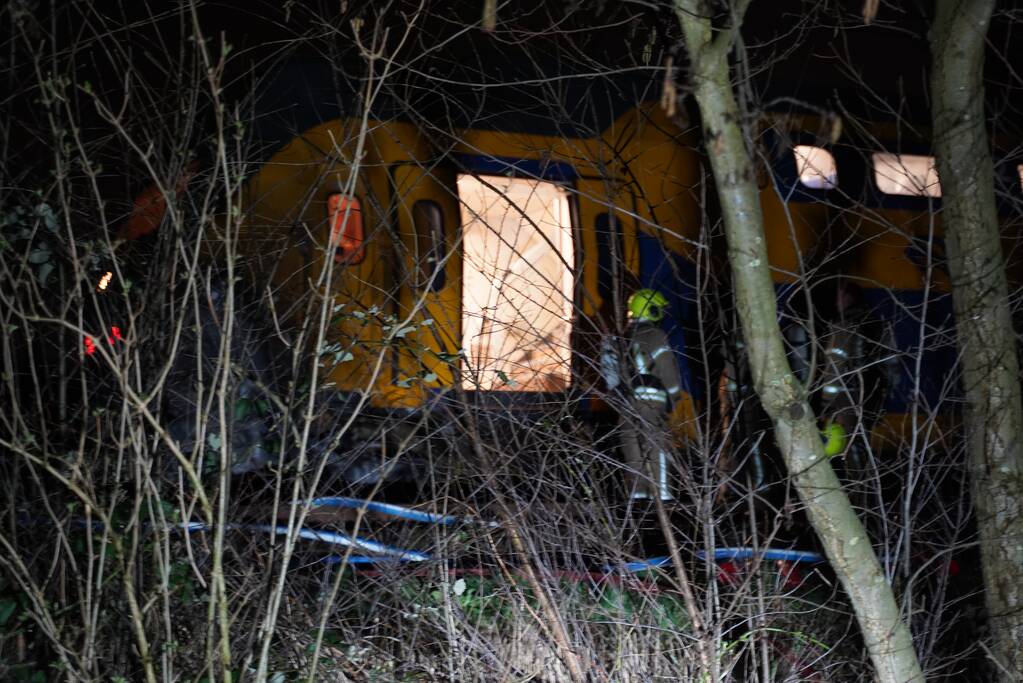Dode na ongeval met trein, auto vliegt in brand