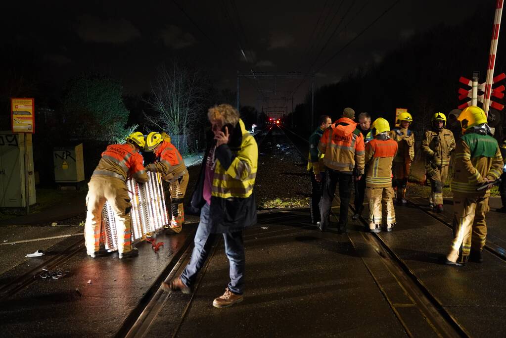 Dode na ongeval met trein, auto vliegt in brand