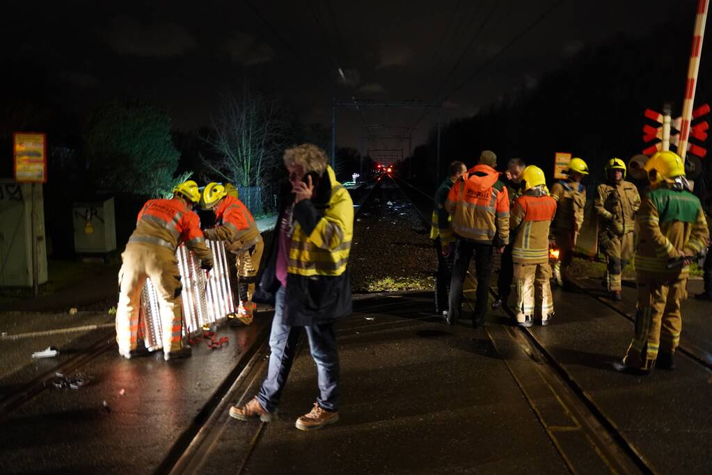 Dode na ongeval met trein, auto vliegt in brand