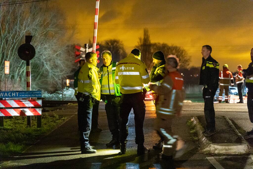 Dode na ongeval met trein, auto vliegt in brand