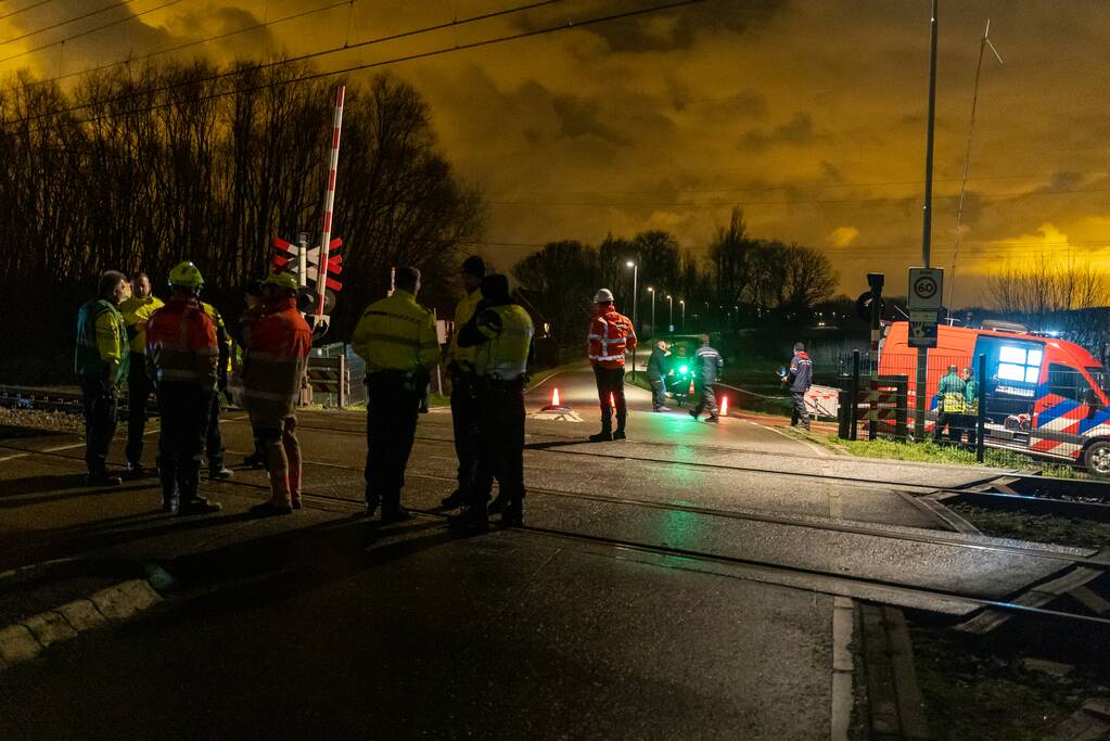 Dode na ongeval met trein, auto vliegt in brand