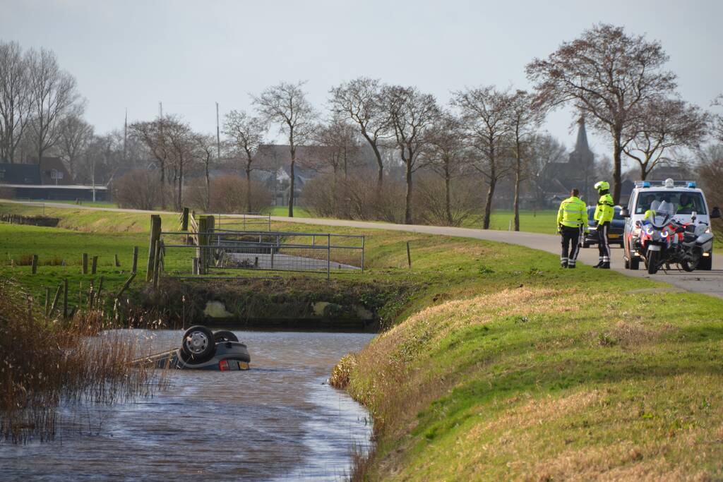 Auto slaat over de kop en raakt te water