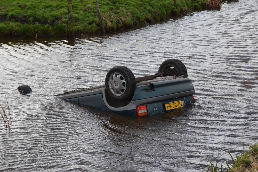 Auto slaat over de kop en raakt te water