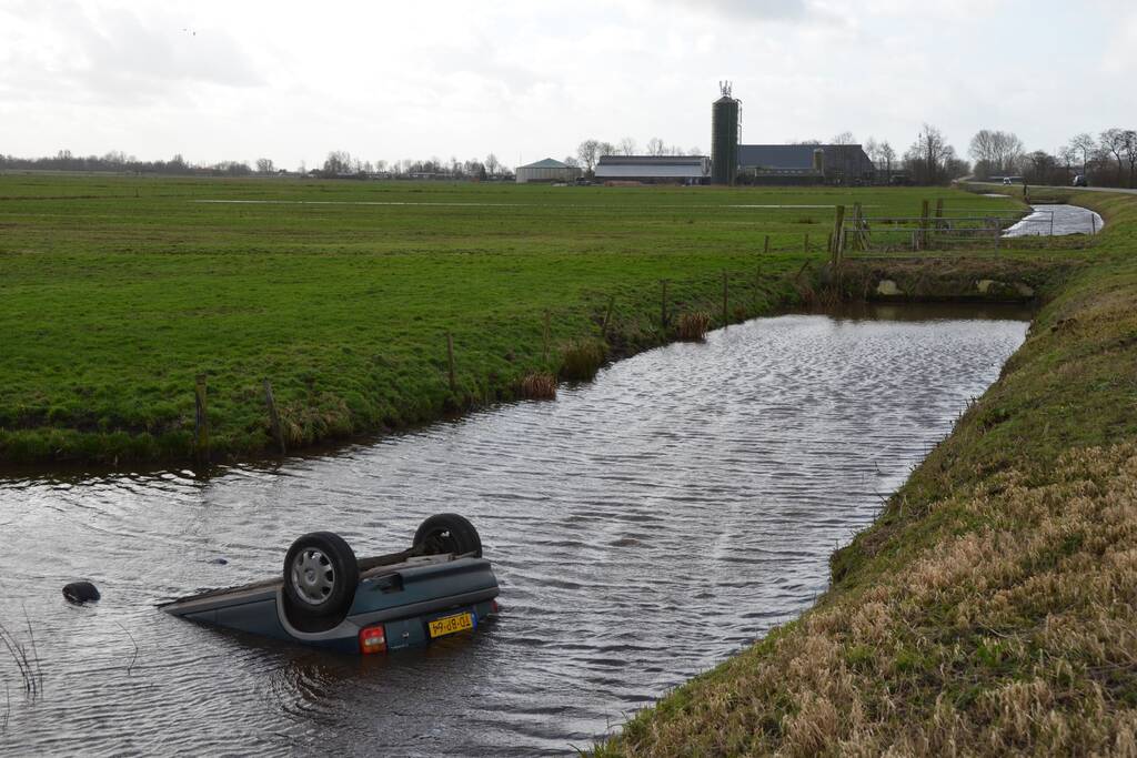 Auto slaat over de kop en raakt te water
