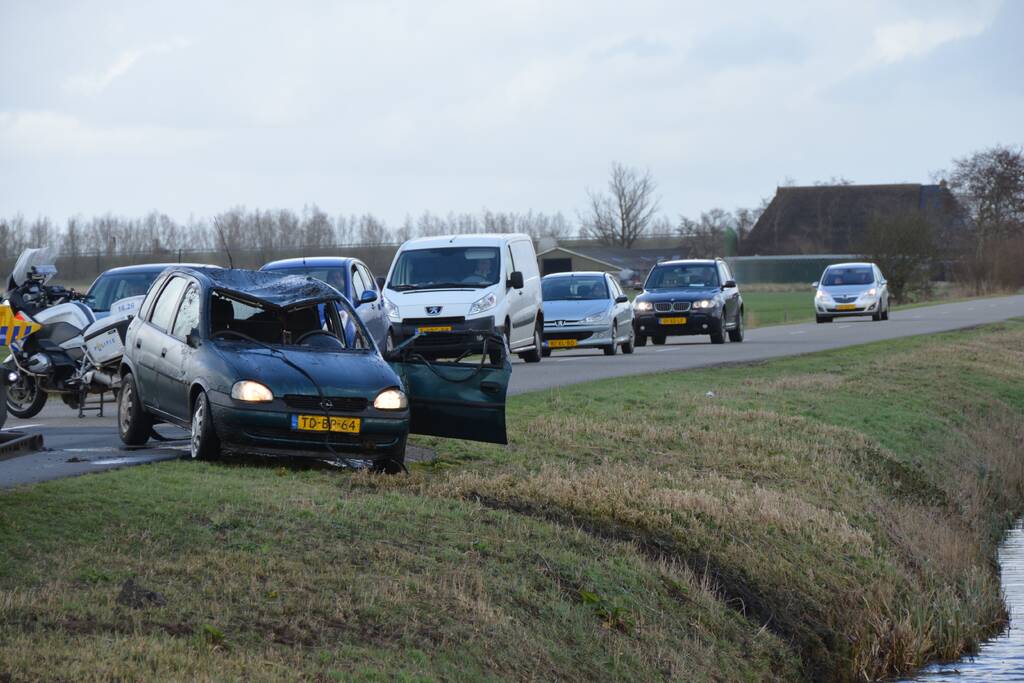 Auto slaat over de kop en raakt te water