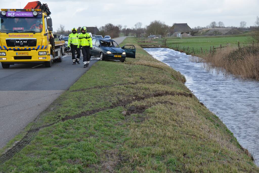 Auto slaat over de kop en raakt te water