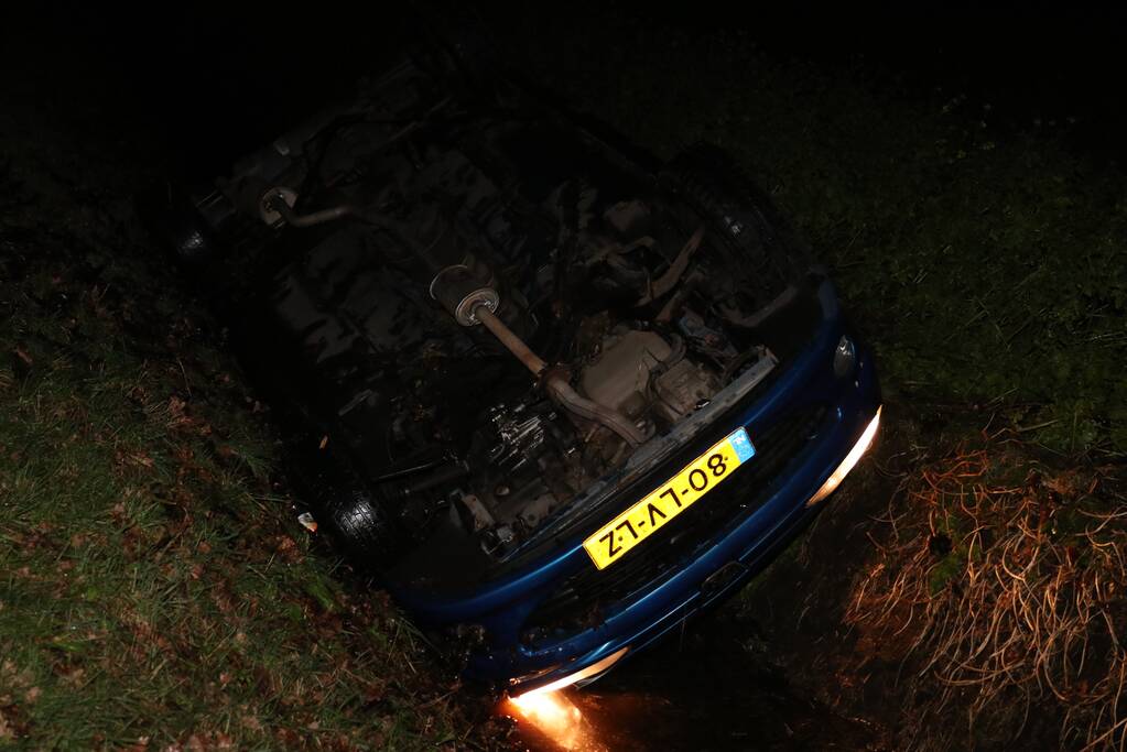 Auto belandt in de sloot