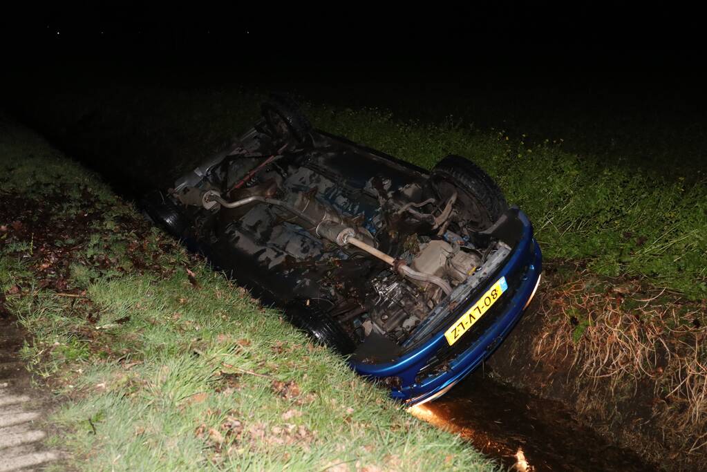 Auto belandt in de sloot