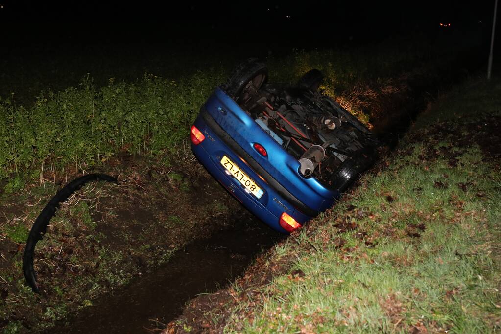 Auto belandt in de sloot