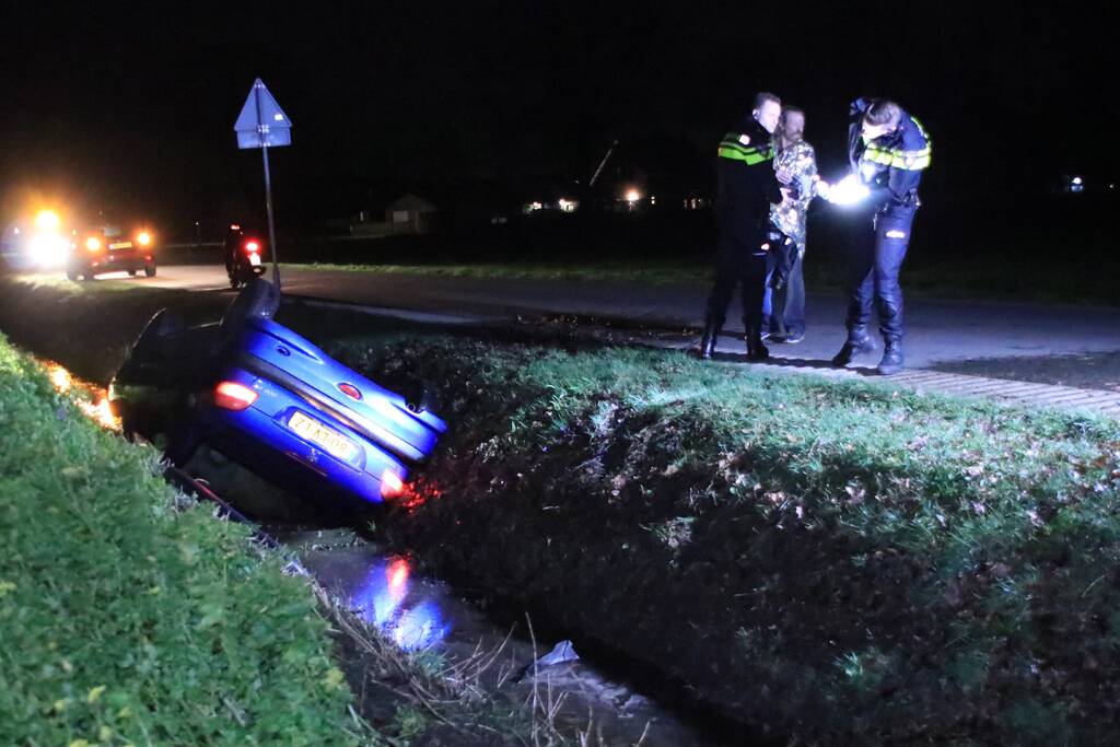 Auto belandt in de sloot
