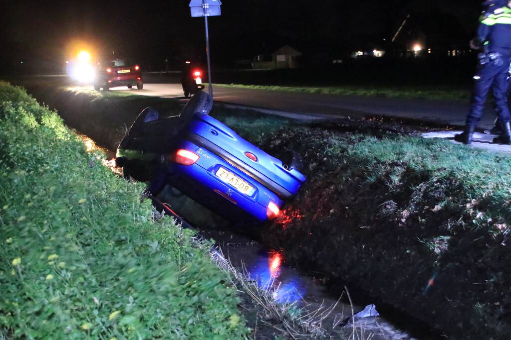 Auto belandt in de sloot